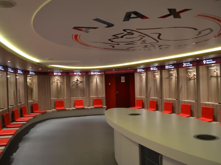 De kleedkamer voor het thuis team, vrijwel altijd Ajax.