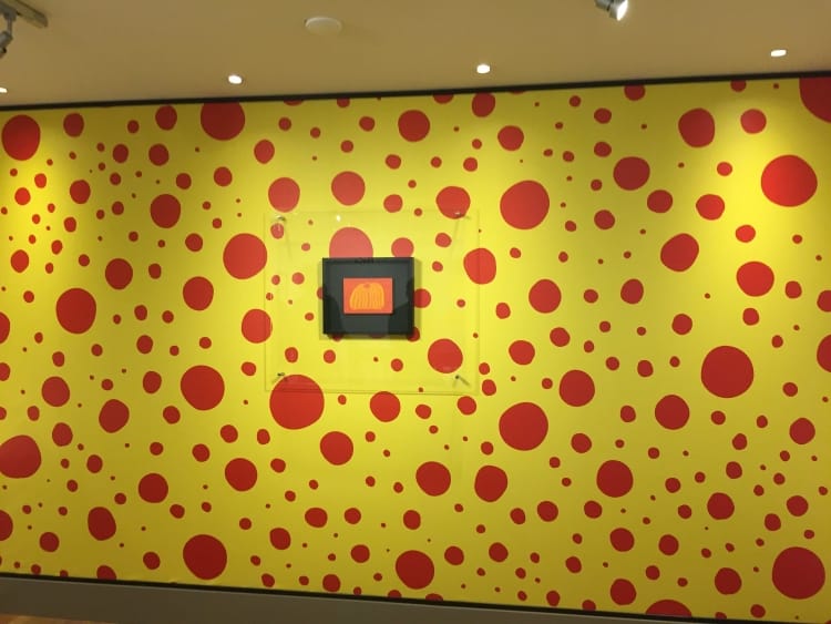 Rote Polka Dots im Moco Museum