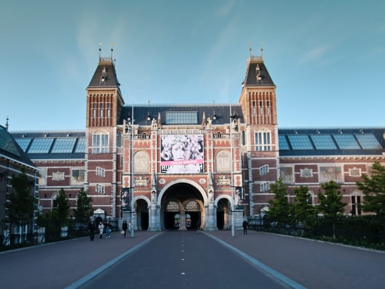 Das schöne Gebäude des Rijksmuseums auf dem Museumsplatz